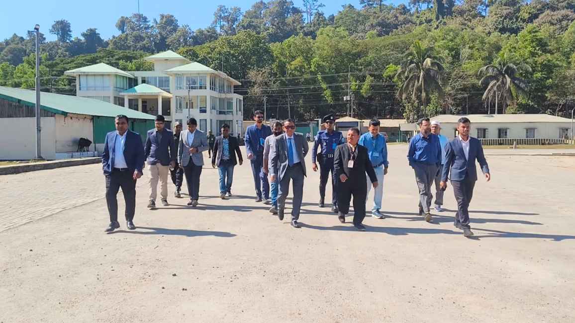 টেকনাফ স্থলবন্দরে রাখাইন রাজ্যে চলমান যুদ্ধের প্রভাব